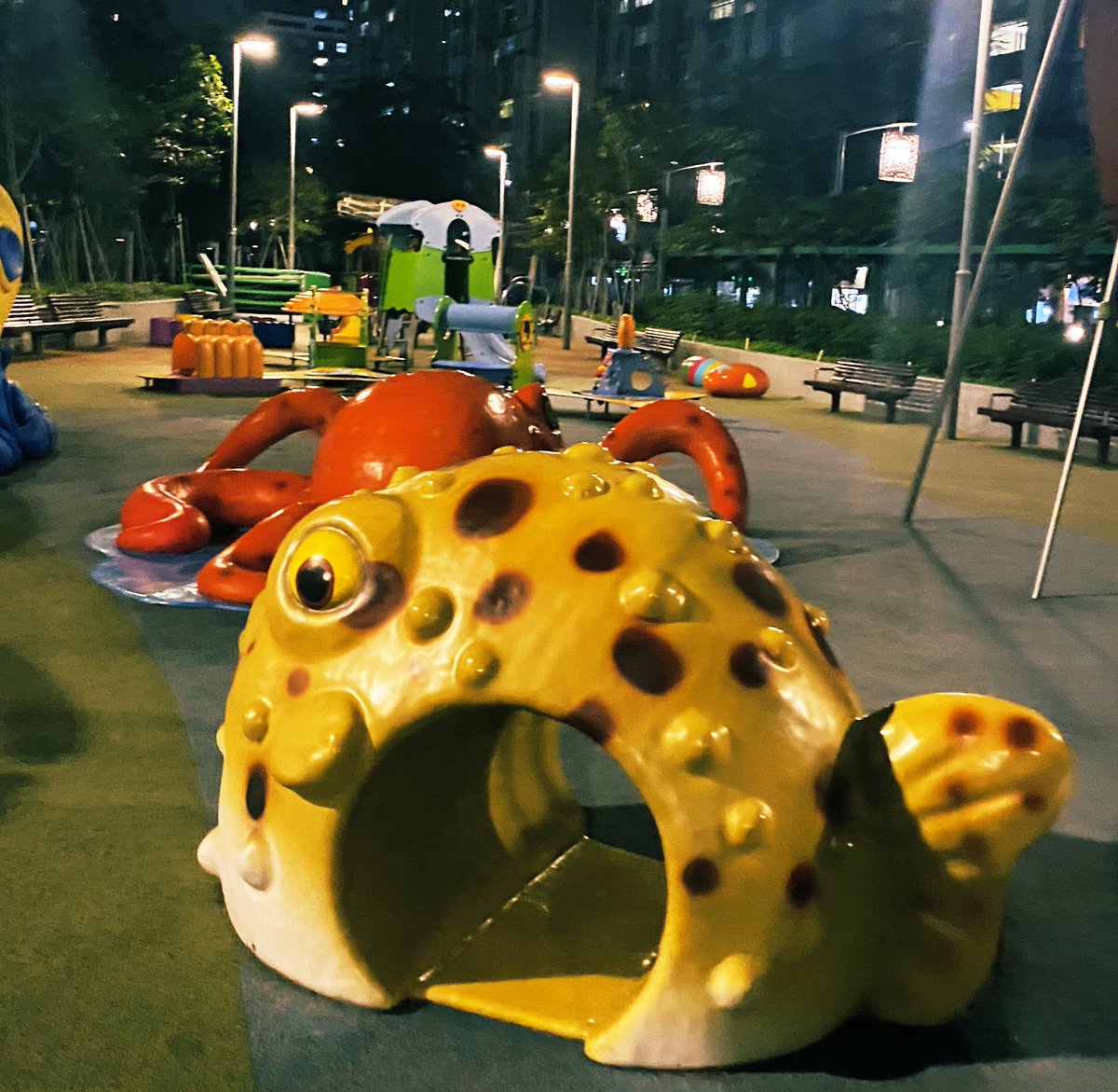 lin_keroro's tweet photo. 今天去了图书馆和沙滩，在日料店看到了好有趣的河豚🐡💡
不知道这个灯是不是真的河豚？
抱着这个疑问在公园里再次见到了河豚状的游乐设施，今天是“与海有关”的一天🌊 https://t.co/QRsT2WOzom
