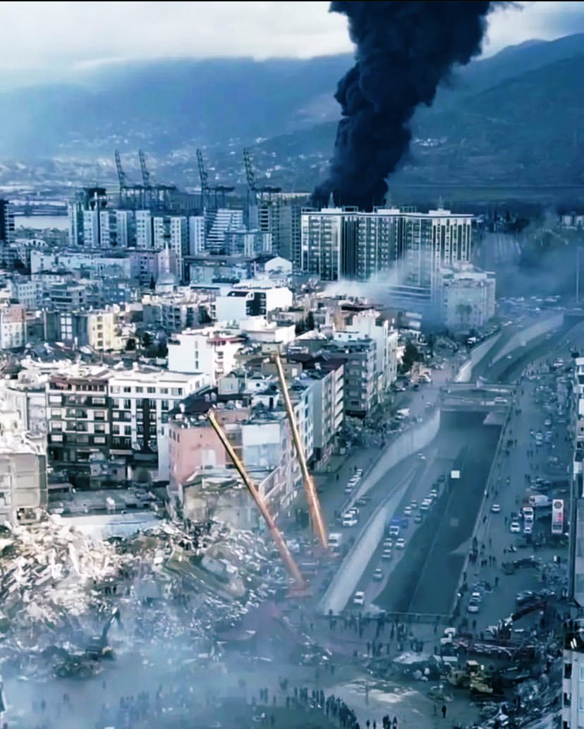 Kendimizi kandırdık,
Ölüyoruz bir köşede..