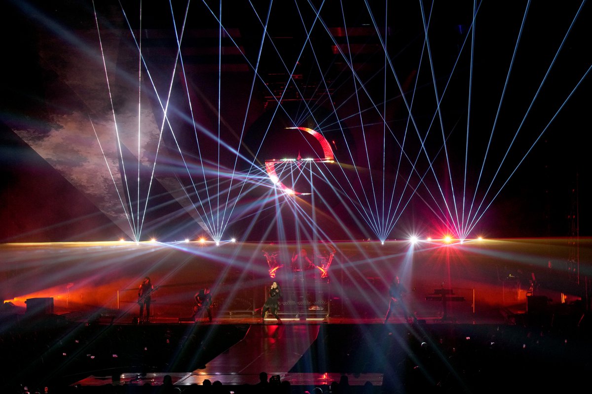 evanescence's tweet photo. Amazing first show of the @museband tour in Chicago last night. You brought the fire, we brought the lasers! You're up, Minneapolis! See you tonight @TargetCenterMN 

📸 @KevinMazur @GettyVIP https://t.co/E5SQ6PIQ15
