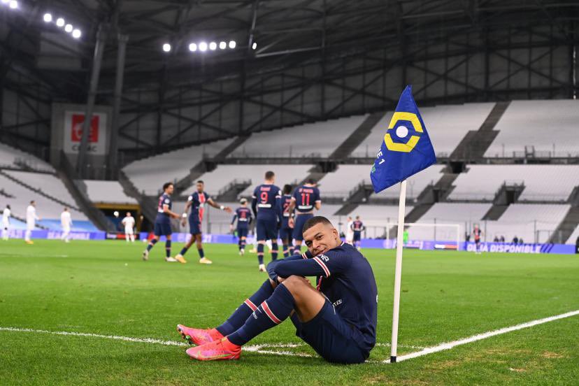 Mbappé 💬 : « Ce trophée de meilleur buteur du club je vais fièrement l’afficher dans mon salon puisque je l’ai obtenu dans un endroit qui y ressemble. »