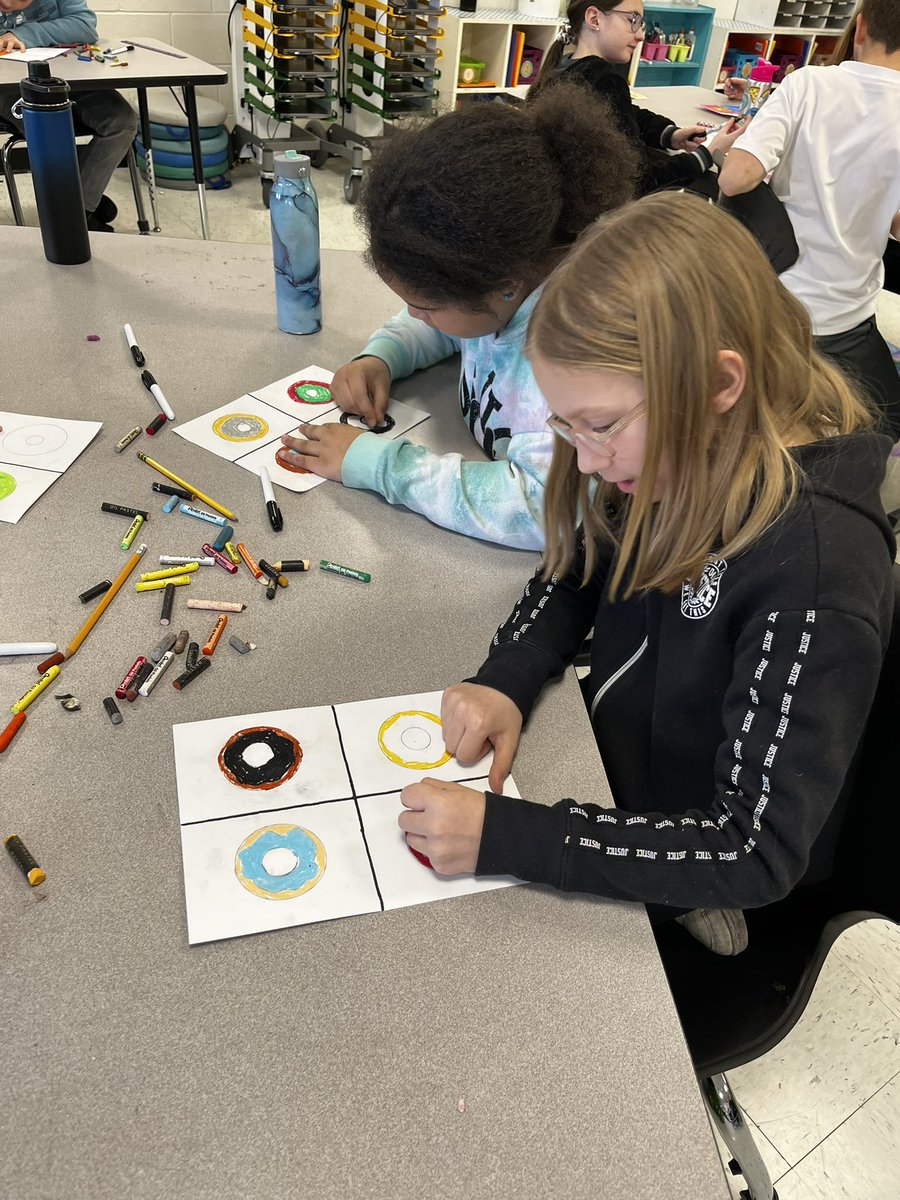 mrsroberts4b's tweet photo. A fun Friday afternoon of picture person learning about the artwork of Andy Warhol! Thank you picture moms! #ibtigerpride https://t.co/nnIisRpIX0