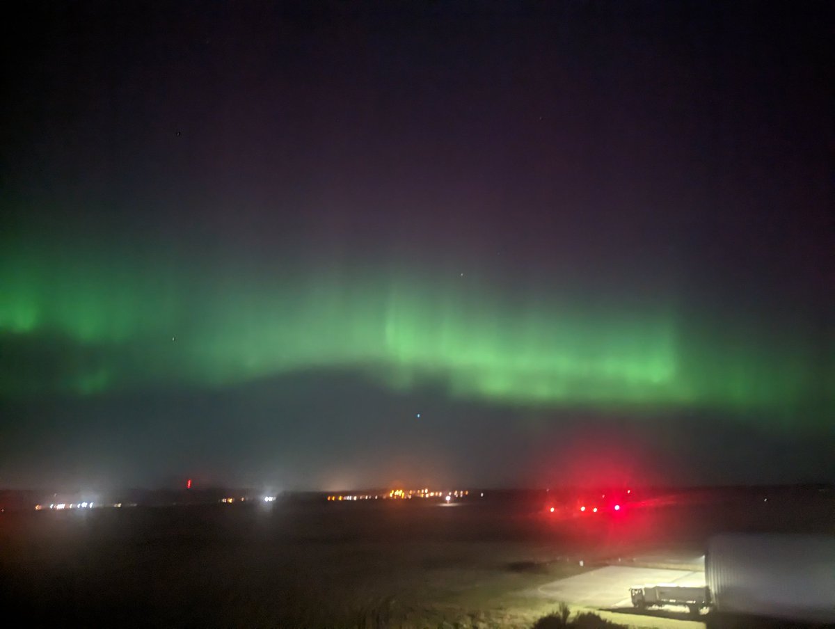 HI_Voices's tweet image. I leave you with tonight's aurora over Inverness Airport