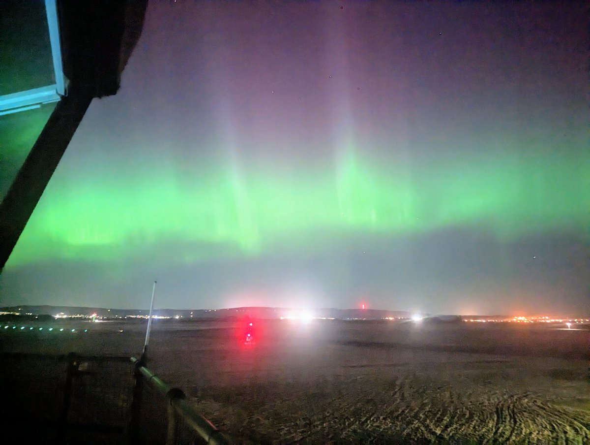 HI_Voices's tweet image. I leave you with tonight's aurora over Inverness Airport