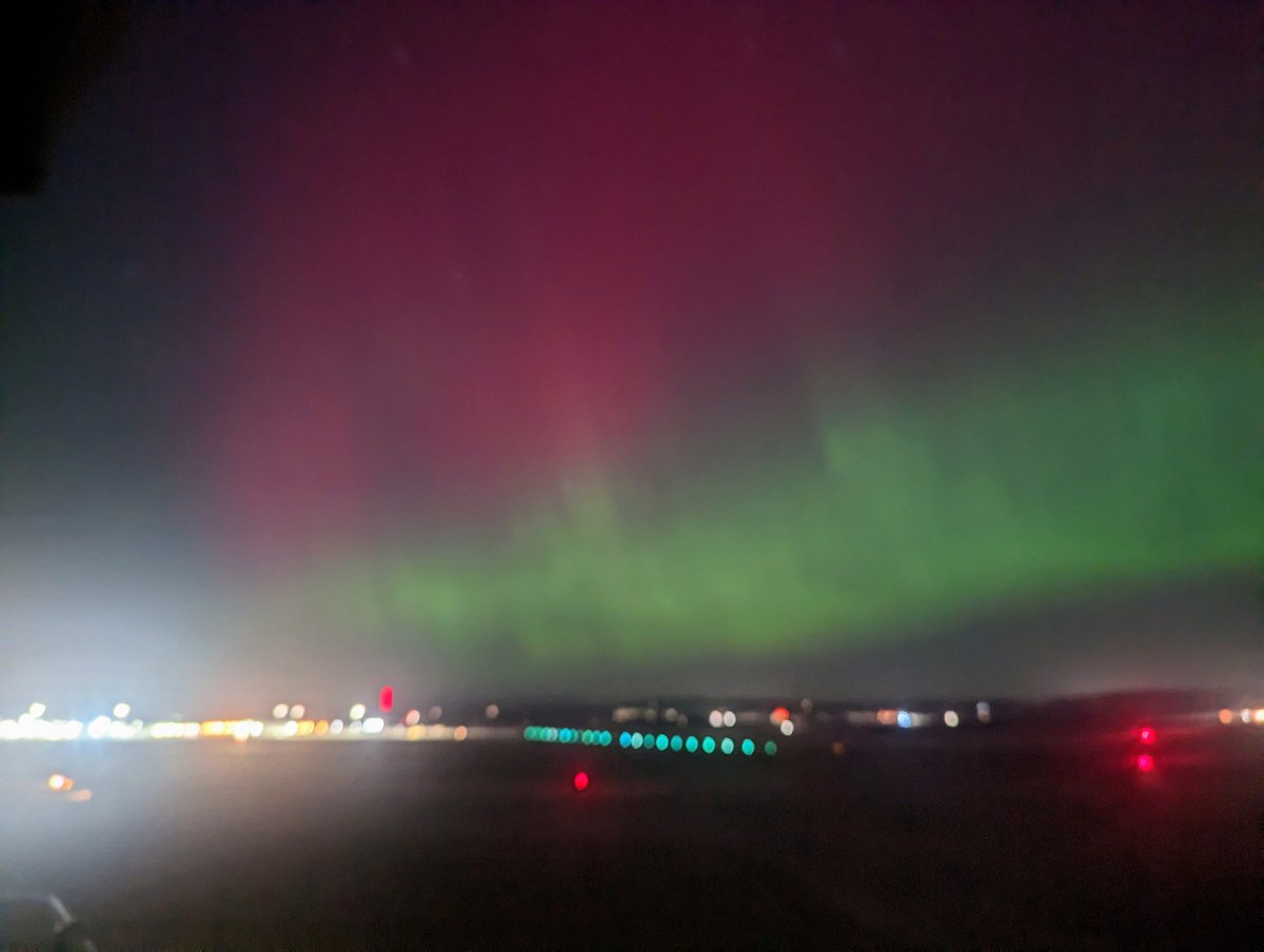 HI_Voices's tweet image. I leave you with tonight's aurora over Inverness Airport