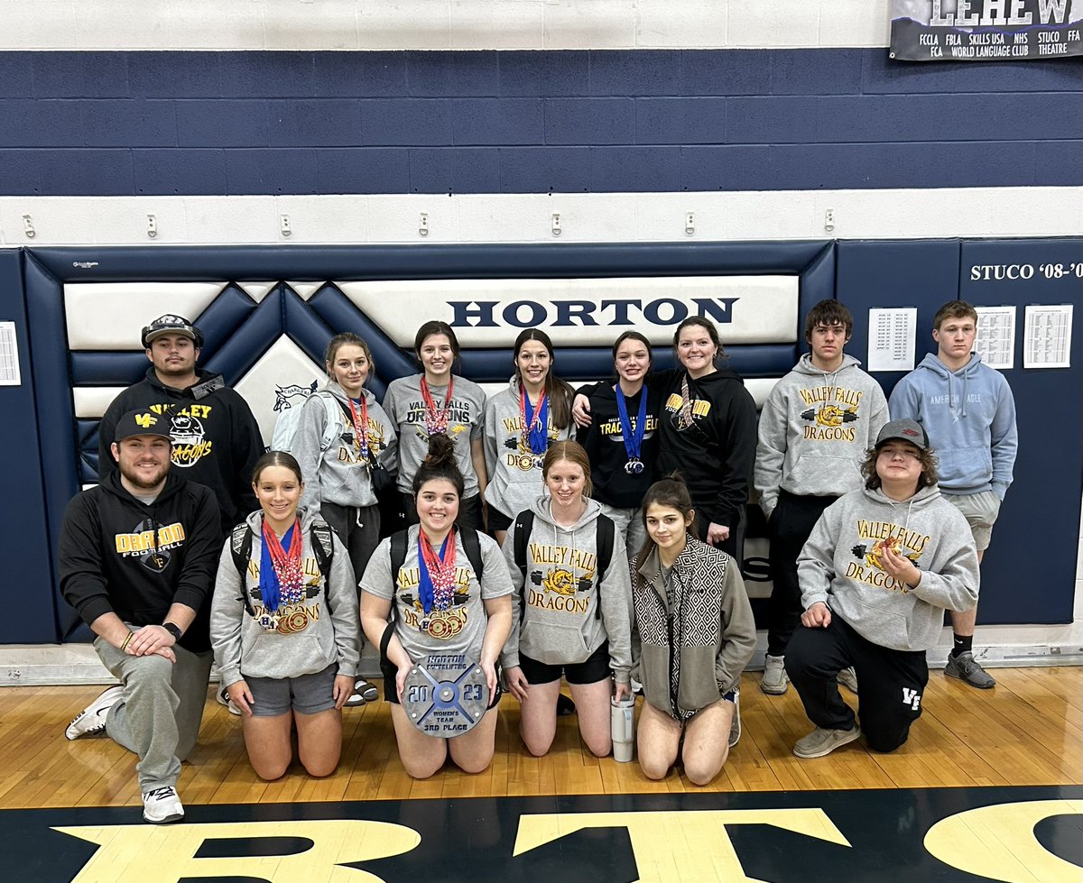 CoachHofstraVF's tweet photo. Beyond proud of this group (including those not pictured). 
19 total medals yesterday and 1st plaque in program history‼️🐉🏋🏻‍♂️

@LaurenB52413464 @RenayMyers79 @KirkwoodKorie @lilliandarveaux @haley_nellis @SolomonDrinkard @HaydenKearney12 https://t.co/dj6JGhu3x7