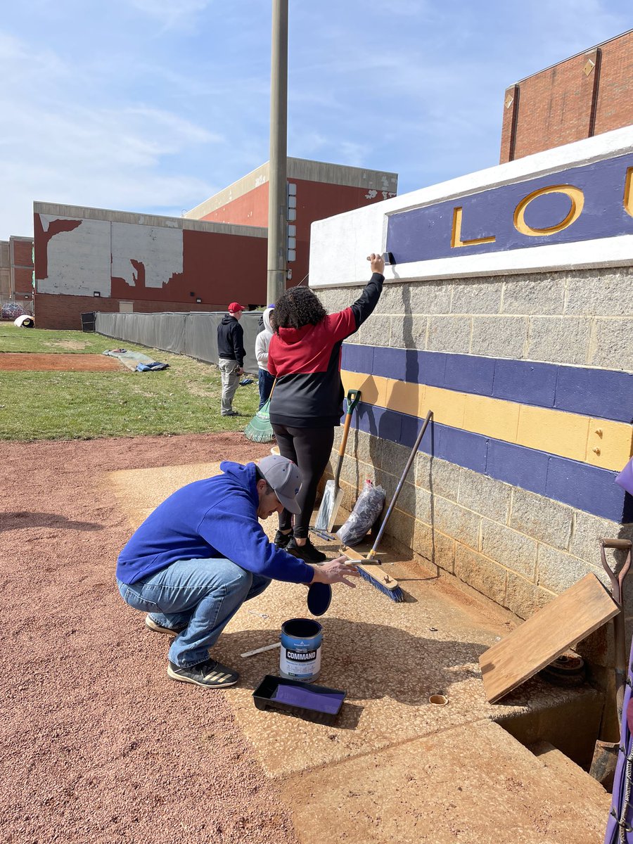 Just amazing parents helping to get amazing work done together. When we bring individual talents and motivation together and we all help, we all win.  #ForTheH🟣🟡⚾️ <a href="/MaleBulldogs/">MALE HS Athletics</a> <a href="/WeAreMaleHigh/">Louisville Male High School</a>