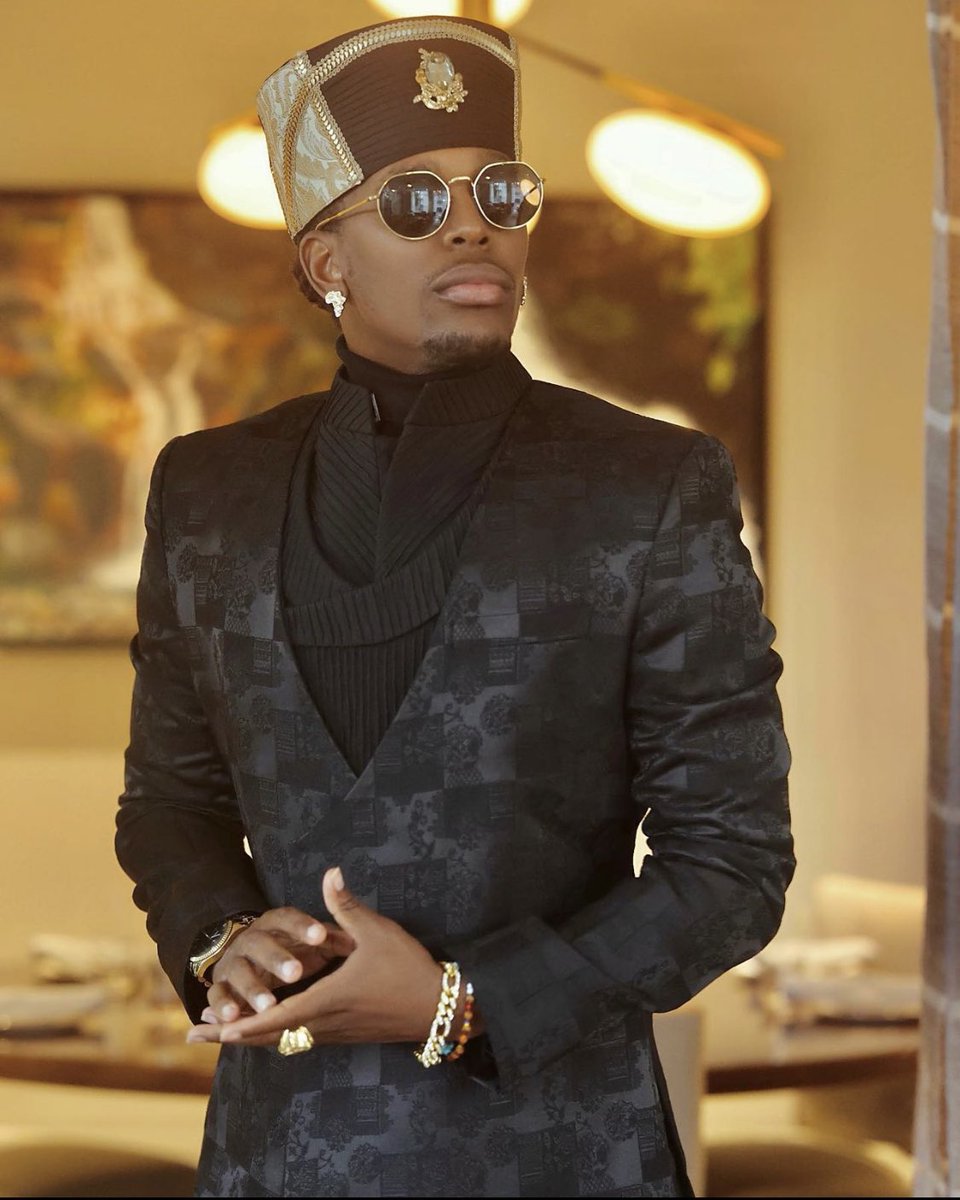 Harnunofficial's tweet photo. Goals become realities when thoughts become actions. Make your dreams a reality in our Black SABAA Buisiness Class Pintex Suit available only at https://t.co/93tC0zRo3x ⚡ https://t.co/olzD5oJy05