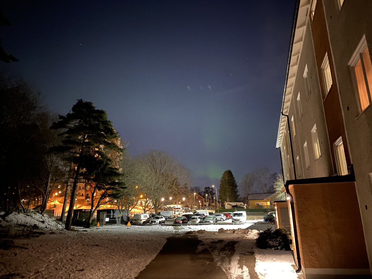 There are #Aurora happening over almost all of Sweden right now. This is in the southern suburbs of Stockholm. I’m hoping it picks up again shortly. #NorthernLights #Norrsken