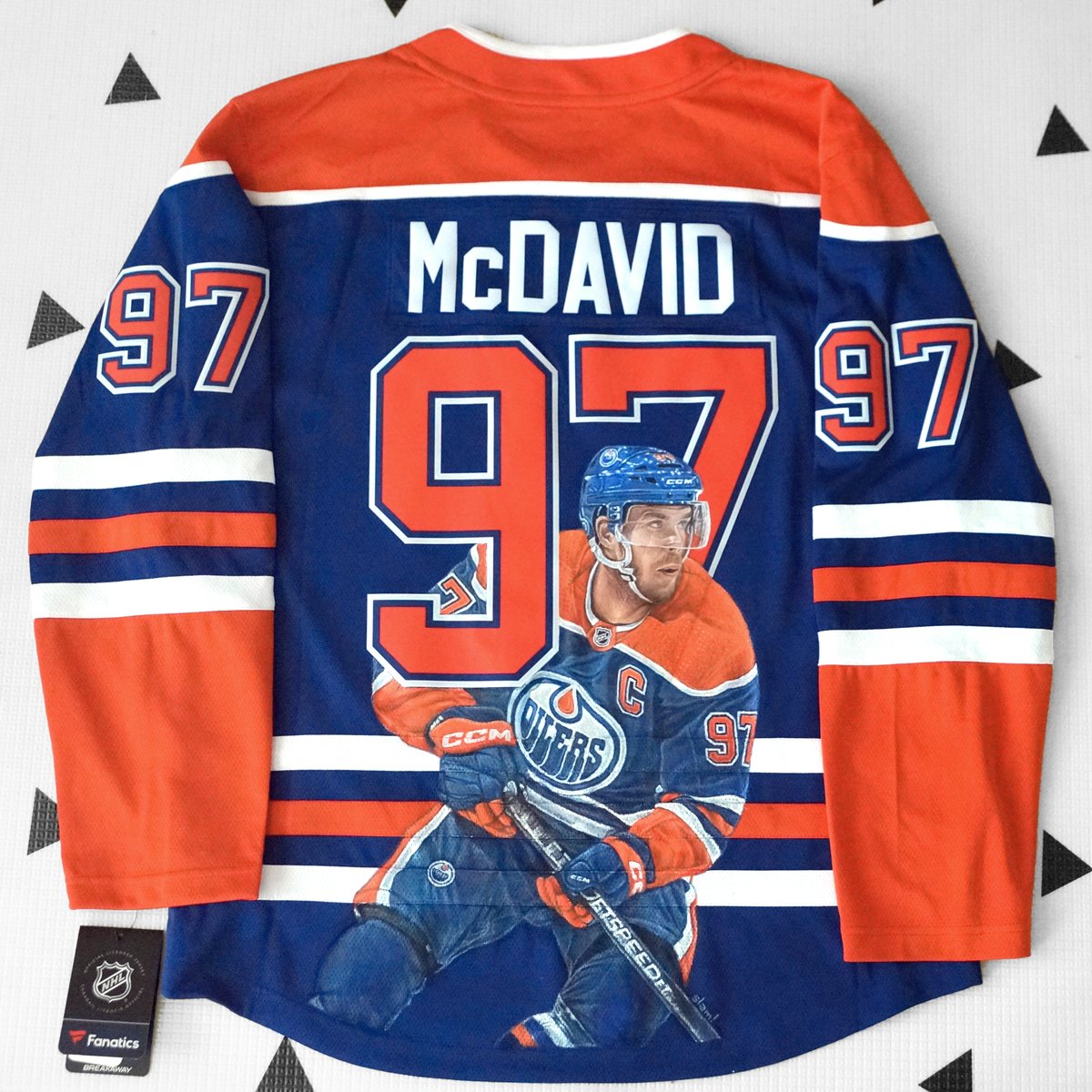 It's always a treat to watch <a href="/mcdavid97/">mocan david</a> do his thing on ice. I was recently commissioned to paint his portrait on jersey for a super Oilers fan.
.
.
<a href="/edmontonoilers/">Edmonton Oilers</a> #edmontonoilers  #oilersnation #LetsGoOilers  #mcdavid  #hockeyart #jerseyart #customjersey