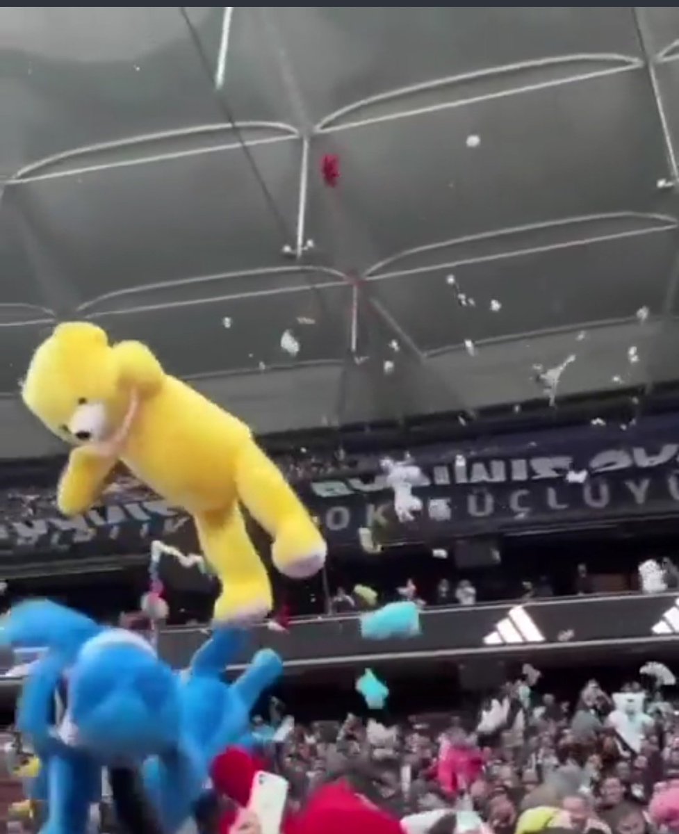 Sevgi yağiyor kurumuş göğe
Uyaniyor papatyalar kışın ortasında ❤️🌼🙏🏻