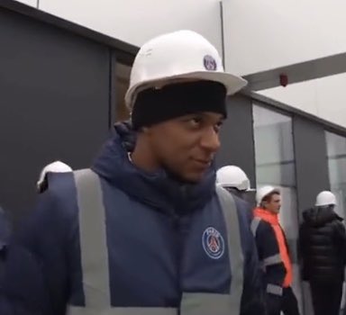 Rgrammaton's tweet photo. Kylian Mbappé qui installe une Clim au vélodrome #OMPSG : https://t.co/pcN6A3gN2Q