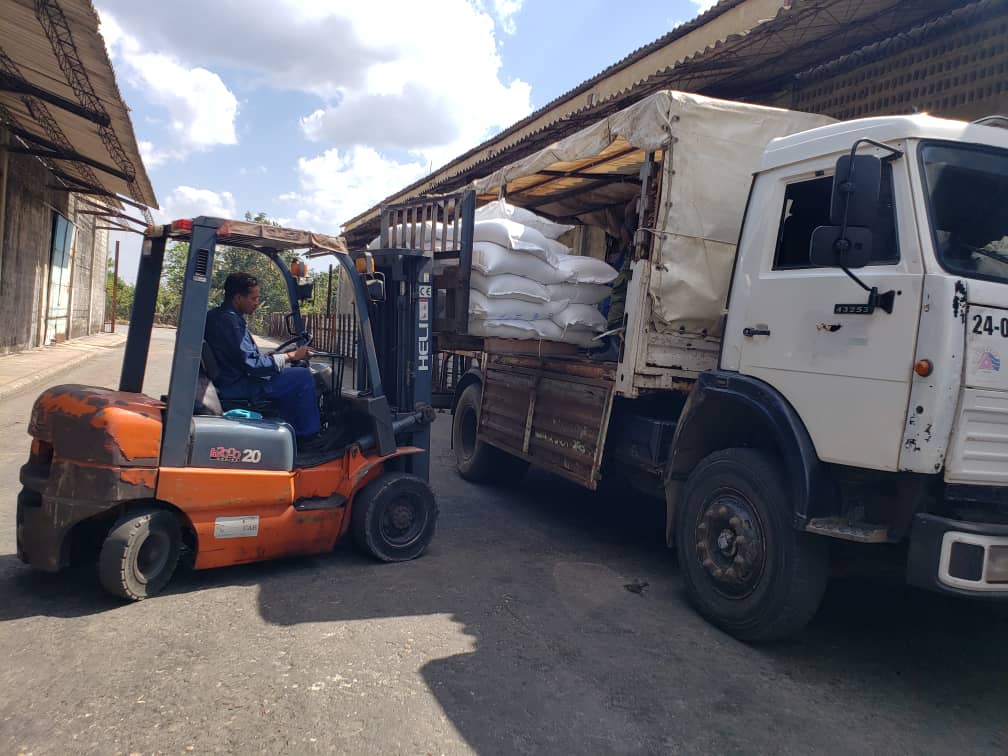 A pesar del efecto de las medidas impuestas x el gobierno de los 🇱🇷, los trabajadores de <a href="/MincinCuba/">Comercio Cuba</a> laboran sin descanso para llevar los alimentos a cada rincón de la geografía cubana
#MejorSinBloqueo 
#PuentesSiBloqueoNo