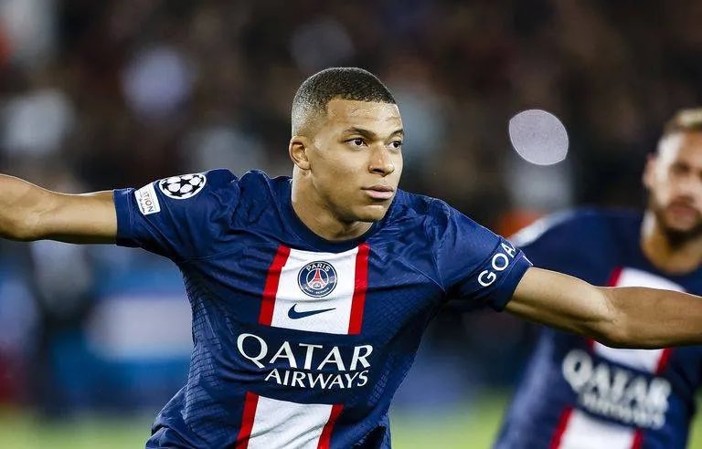 yaaniis_mf's tweet photo. Kylian Mbappé cette saison :

🏟️ 37 matches
⚽️ 38 buts
🎯 9 passes décisives 

Tout simplement le meilleur joueur du monde. ✨💫
#OMPSG https://t.co/Y5cmmUXSRN