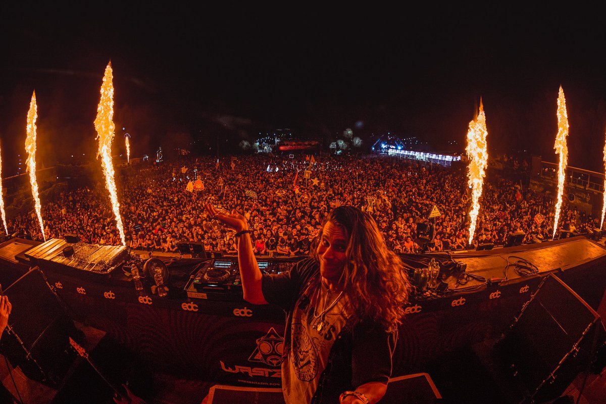 SullivanKing's tweet photo. VIVA MEXICOOO🇲🇽🤘🏼

Thank you so fucking much EDC Mexico, had no idea what to expect but had some of the most fun on stage that I’ve experienced in a whiiiiile🖤 https://t.co/Pw3OsmvSmM