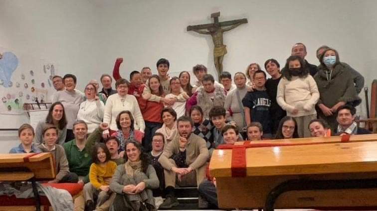 ElVisofyl's tweet photo. ¡¡Foto de familia!! Para terminar el gran fin de semana  del Retiro Espiritual de Fe y Luz de las dos Provincias de España, celebrado en Salamanca. https://t.co/VzRkY4kR9H