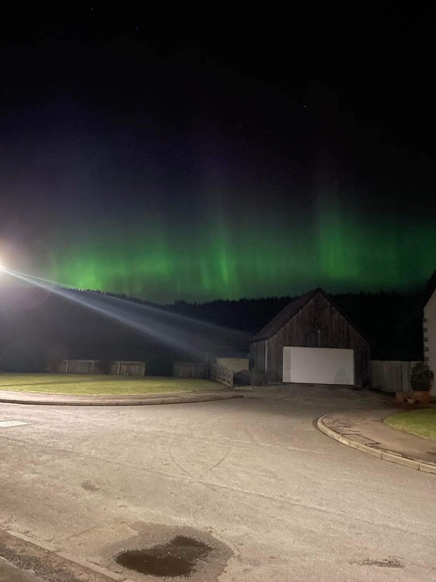 BShaw265's tweet photo. Northern lights tonight over Kingussie #impressive https://t.co/0zhKuLQtGn