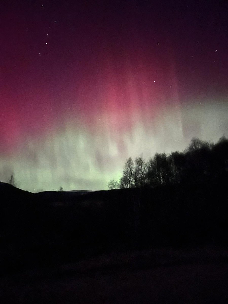BShaw265's tweet photo. Northern lights tonight over Kingussie #impressive https://t.co/0zhKuLQtGn