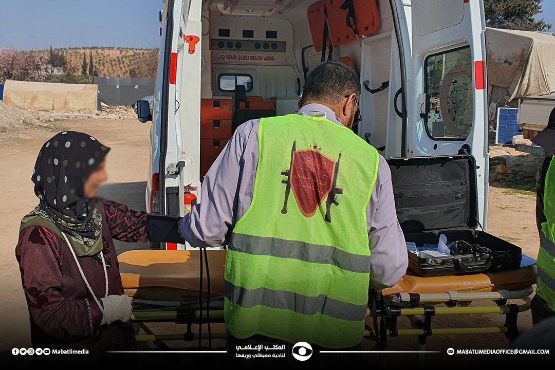 جانب من عمل المكتب الطبي لـ فرقة السلطان سليمان شاه في ناحية معبطلي وريفها والذي يخدم الاهالي بالإمكانيات المتاحة حالياً من معاينات واسعاف.

#المكتب_الإعلامي_لناحية_معبطلي_وريفها