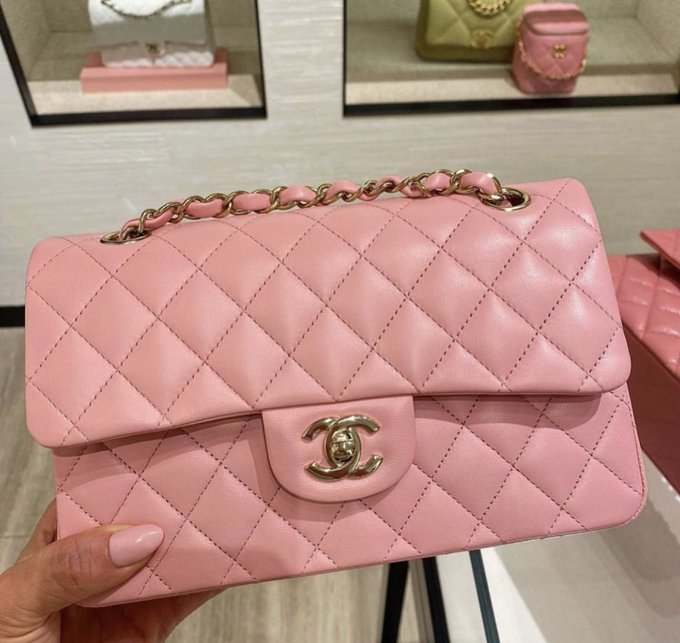 IriKorol's tweet photo. the perfect pink chanel bag https://t.co/5Uurj1Bp1U