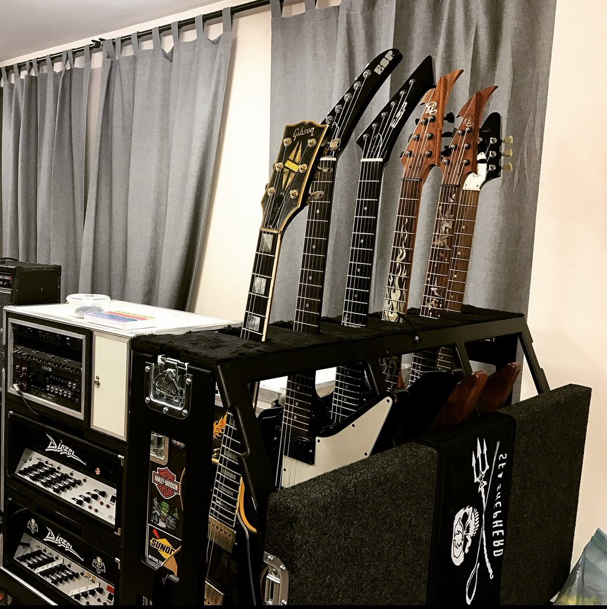 whiplash_1982's tweet photo. I miss my studio🤘🏻😒. Gotta plug up my rigs back 💀 #MiniHQ #ESP #Gibson #MesaBoogie #KenLawrence #Diezel #Vh4 #IronCross #EMG #HetSet https://t.co/uHU4IG4jK6