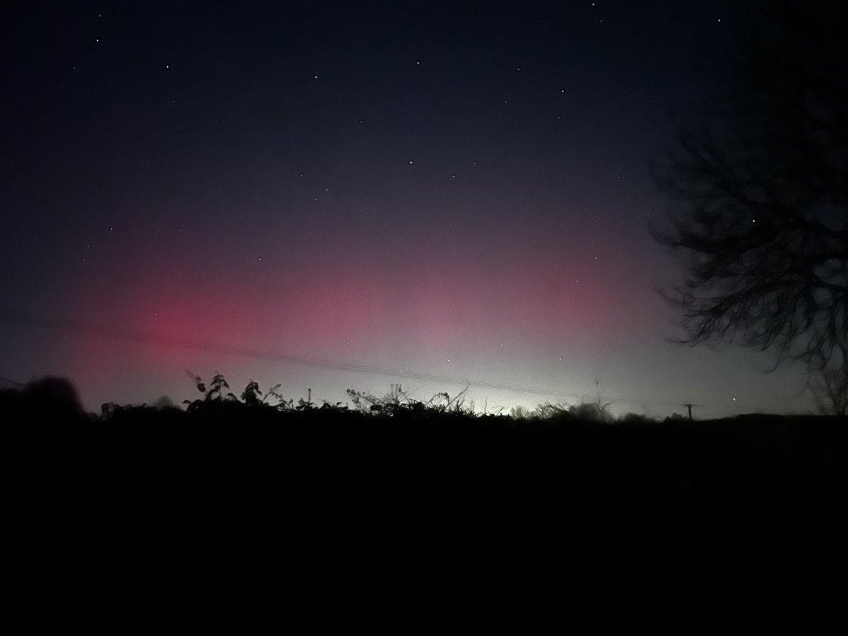 nwrfcoach's tweet photo. @VirtualAstro @aurorawatchuk great view from the garden tonight. https://t.co/HlD9i2GkAe