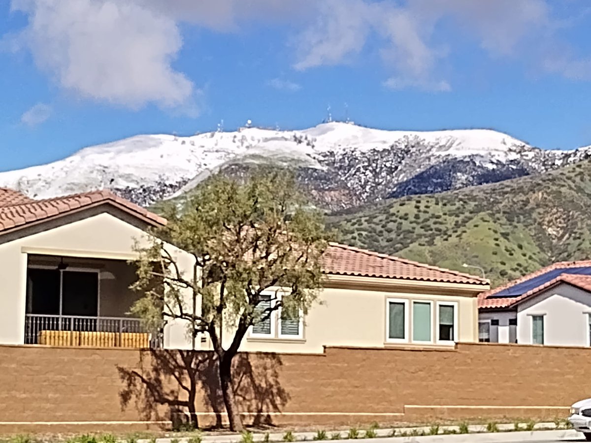 pattie541's tweet photo. Snow didn't fall on our house during the #LABlizzard (as far as I know), but I got some cool shots of Oat Mountain (I live at the base of it) this morning. And yes, it's still in the 40s in PR mid day. https://t.co/PIXSfnYwXK