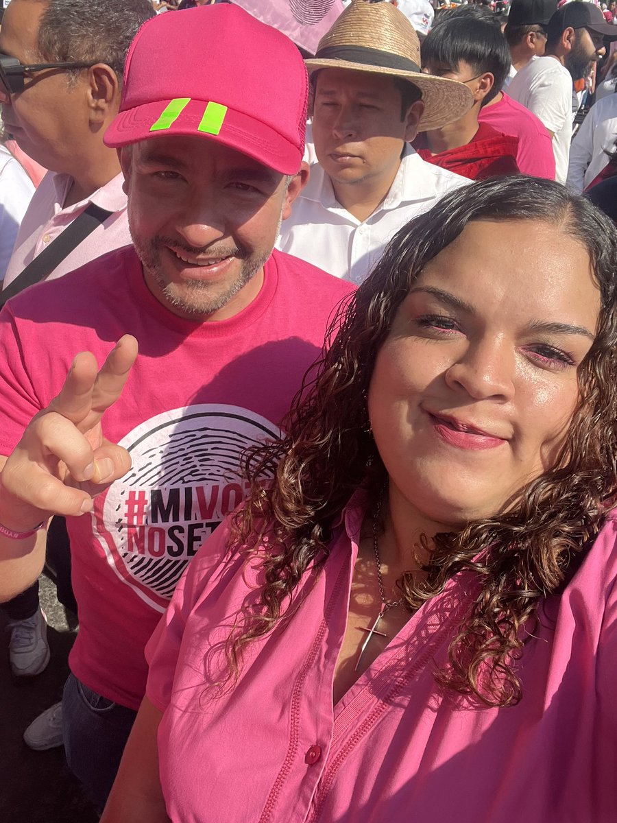 MayeliRuizO's tweet photo. Cientos de miles de personas salimos libremente a las calles a manifestar nuestro respaldo a la instituciones, a defender nuestra democracia y a dejarles claro a los del Gobierno que #ElINENoSeToca, #MiVotoNoSeToca y que #YoDefiendoAlINE. https://t.co/xapAg1FFeM