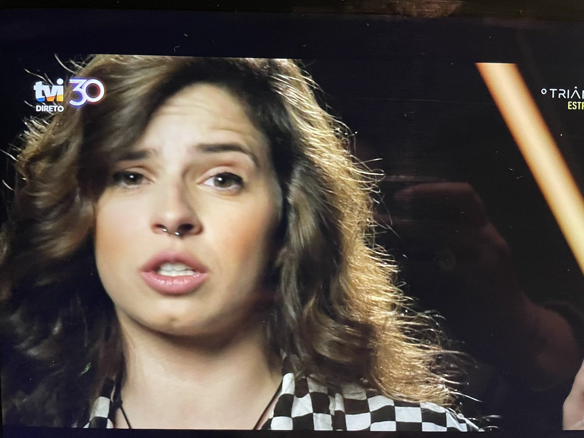 aguidaquefala's tweet photo. o futuro dos professores passa por reality shows para conseguirem pagar as contas #otriangulo https://t.co/IAqQNyLb63