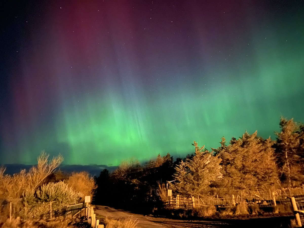 alonsocentrism1's tweet photo. Northern Lights over Coigach this evening.#Northernlights #Coigach https://t.co/GKeUB08wmL