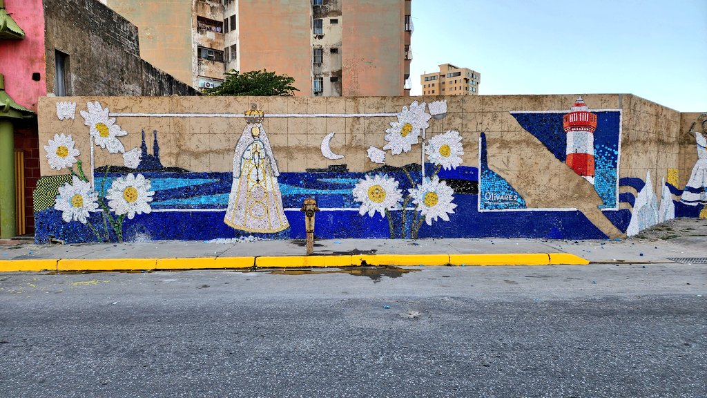 ¡Ya está la Virgen del Valle! Así avanzamos hoy en el mural de Porlamar, en el dia 12 de trabajo.

Para este mural se recolectaron más de 30mil tapas de las playas, recibimos tapas de <a href="/multirecicla/">Multirecicla</a> y de miles de personas de la isla. Aún se necesitan más tapas verdes y celeste.