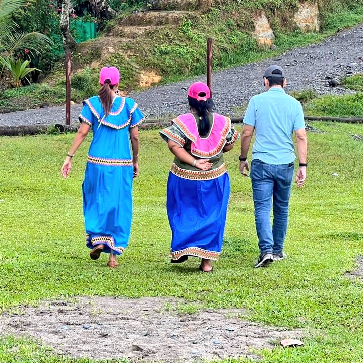 Anagrosas's tweet photo. Las mujeres caminamos al lado de @romuloroux.

Hemos pasado días recorriendo Comarca Ngäbe Buglé, Circuitos 12-1, 12-2 y 12-3.

Encontramos el mismo olvido, comunidades sin agua potable, carencias en salud, educación y oportunidades para mujer y juventud.

Esto tiene que CAMBIAR. https://t.co/GVOq1mtPFP