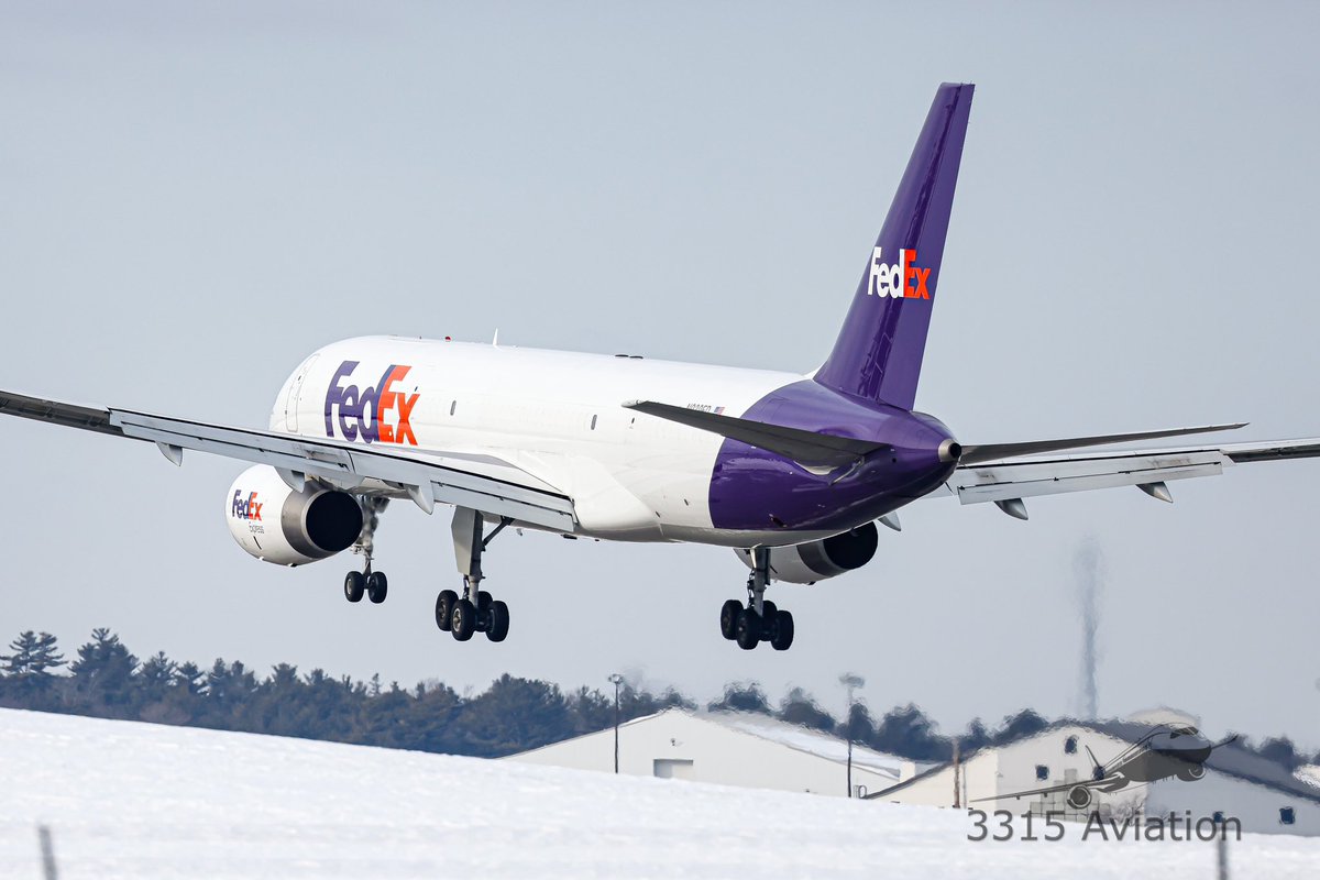 3315Aviation's tweet image. If I ever win the lottery, I won’t say anything, but there will be signs. Like a @FedEx 757 coming from @CanonUSApro. #planegeek