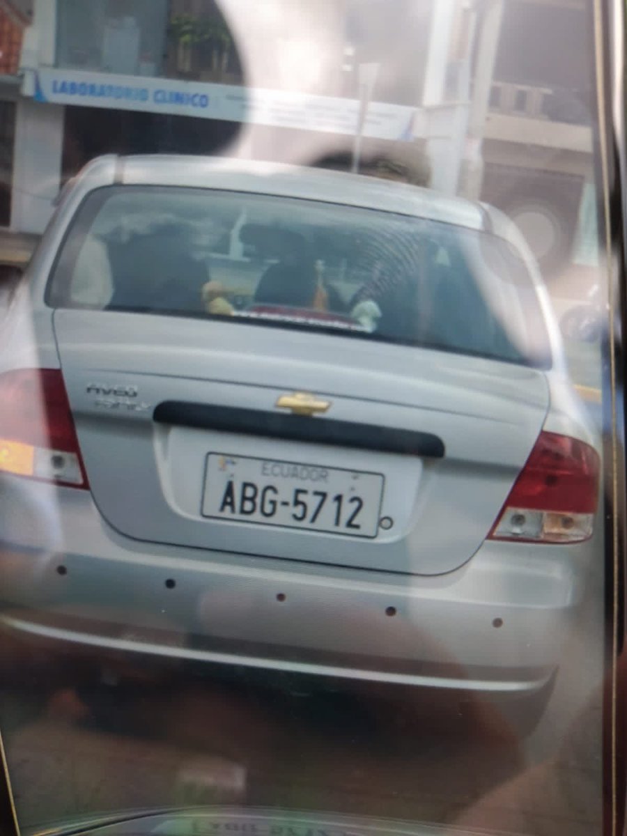 Sanchezmendieta's tweet photo. .@ECU911Austro urgente en la calle Luis Jaramillo y Juan Bautista Vásquez, en #Cuenca. Este vehículo es el responsable y huyó. https://t.co/vZEfhby2AV