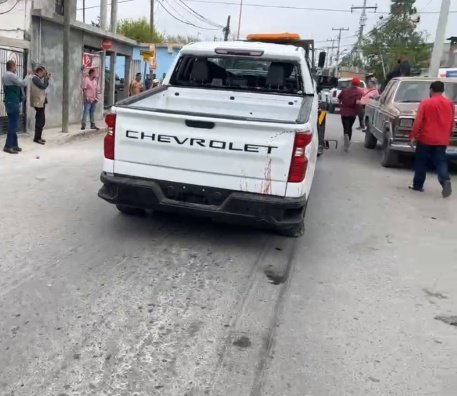 Mundo_MagicoMX's tweet photo. Video|🎥

⭕️Por Fin Elementos de @SEDENAmx Se Dan a Respetar; Dispara su Arma Corta al piso para controlar a "El Pueblo Bueno" de Nuevo Laredo Tamaulipas 

Durante la mañana de hoy personal de la Sedena repelio agresión por parte de integrantes del Cártel del Noreste. La persecución culminó en la col. Cavazos Lerma dónde fueron neutralizados 5 sicarios, uno herido y se logró asegurar una camioneta, armas y equipo técnico.

Como es costumbre, personas civiles defendiendo a los sicarios intentaron agredir al personal castrense quien por su seguridad fue necesario detonar un arma corta para dispersar a las personas.

Solo así entienden.