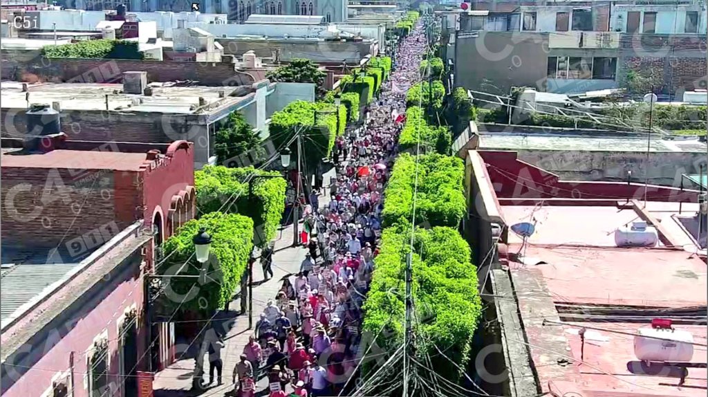 CMRepository's tweet photo. Sans avoir été mobilisés, payés ou menacés, des centaines de milliers de mexicain.e.s sont descendus dans les rues de <120 VILLES du  #Mexique et du monde pour envoyer un message à leur président! Les citoyens exigent que l'@INEMexico  ne soit pas modifié.
 #MiVotoNoSeToca https://t.co/TKvTI5zEff