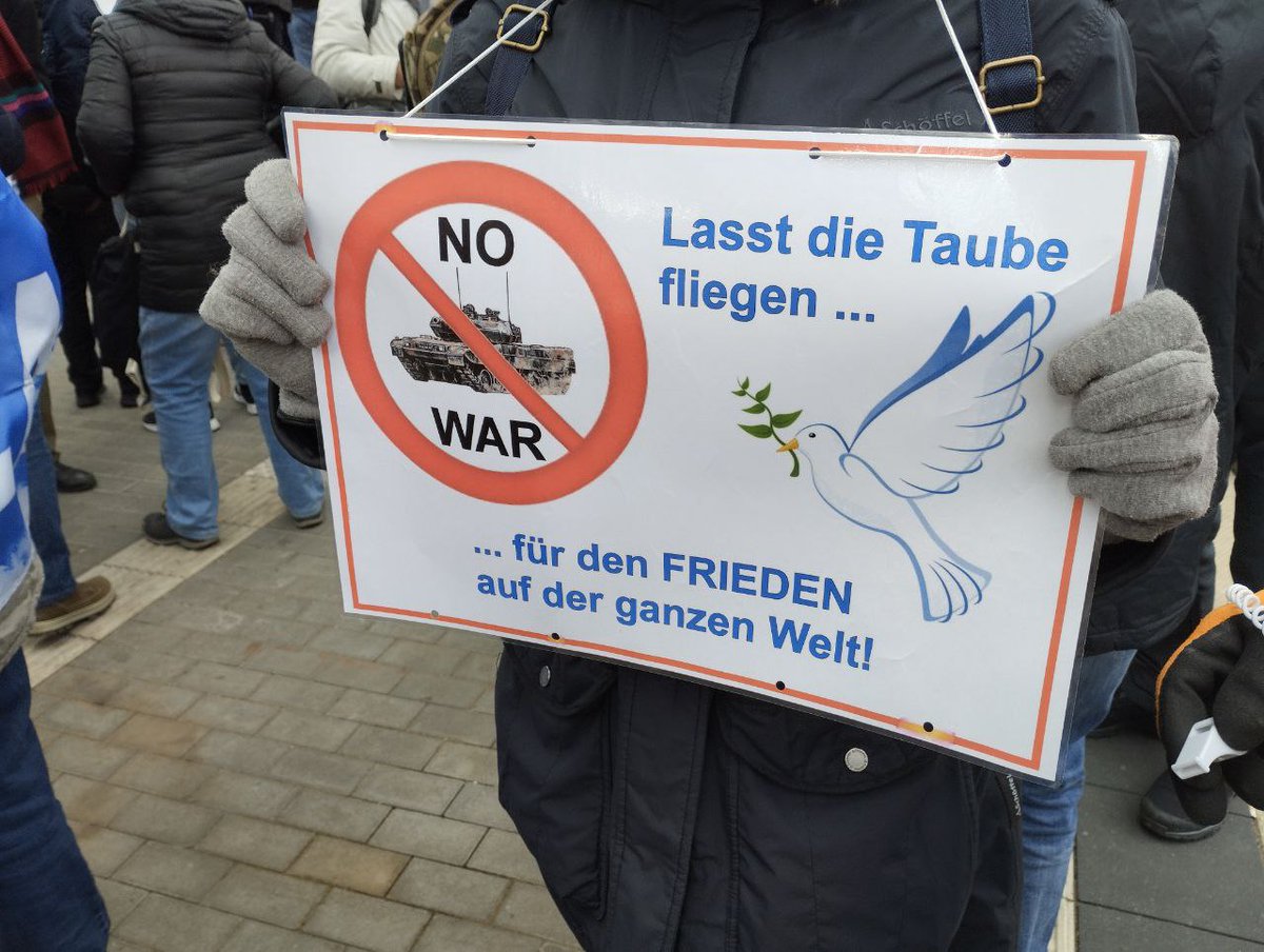 MartinBW15's tweet photo. Teil 1/2
#Ramstein (#RheinlandPfalz) #KL2602 
#Demonstration #демонстрация #Protest

Nein zu #Waffenlieferungen ✅
#Diplomatie statt #Waffen ✅
Nein zum #Drohnenkrieg ✅

Für den Abzug aller fremden #Truppen aus #Deutschland ✅ 

#AmiGoHome #ArmyGoHome https://t.co/ZgbKp1wiMe