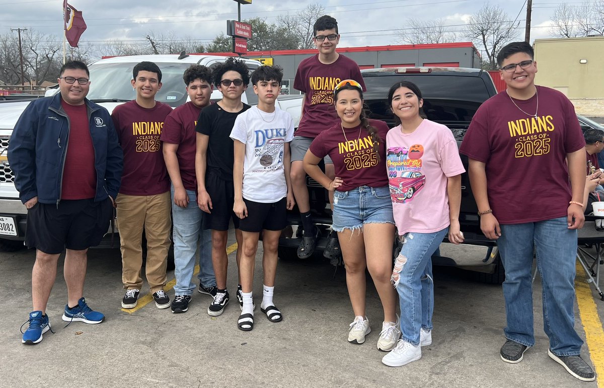 MorenoHISD7's tweet photo. Stopping briefly from block walking 🗳️🚶🏻‍♂️ to get quick fix of energy. Also, got the opportunity to support the #harlandalehigh_hisd class of 2025 👨‍🎓👩‍🎓 in raising funds for the soph. class and getting insights from parents and staff. 👊👍
#moreno4hisdD7 #4MoreYears #HarlandaleISD https://t.co/OnakLXNkKV