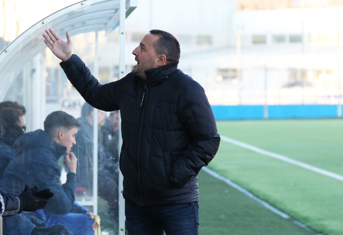 Gol_Cat's tweet photo. LA IMATGE 📸

@jcortes_79 comunica a un jove aficionat que no cal insultar a cap dels protagonistes del camp i que des de la graderia es poden queixar, però amb respecte. 

Més actituds com les de Jordi Cortés👏🏻👏🏻

#1cat2 #futbolcat https://t.co/4dTNQoLG6s