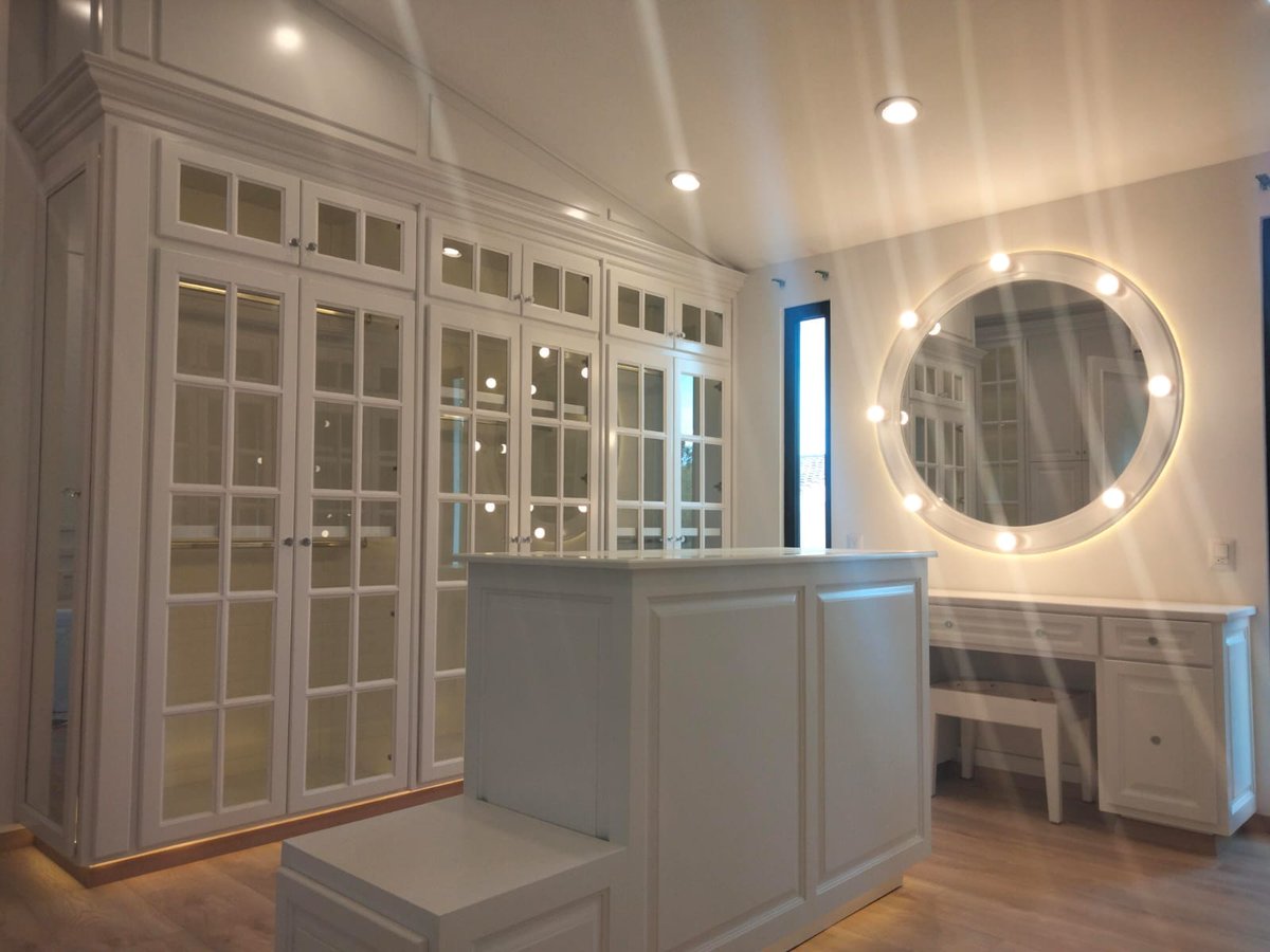 gurrolacarp's tweet photo. Tu lo sueñas, nosotros lo hacemos realidad."
Vestidor color blanco ostion.
Isla con cristalería en 6mm dejando a la vista la perfección en elaboracion.
Iluminación en interiores dando ese toque boutique europeo.
Los retos son nuestra especialidad, solo en Carpinteria Gurrola. https://t.co/bAMB0JEbhp