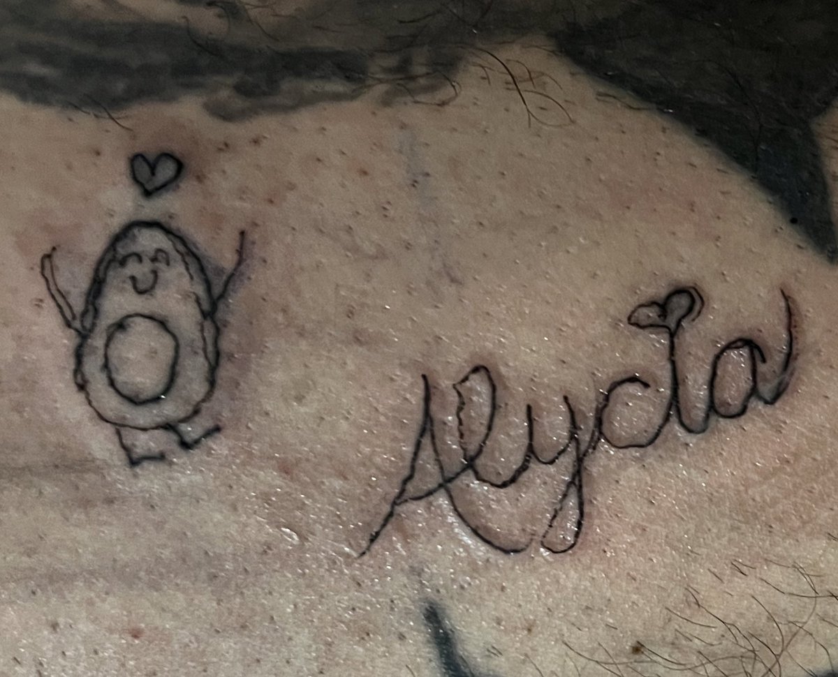 mantlau's tweet photo. Si tienen un mal día, piensen en cómo se estará sintiendo mi cuñado después de una noche de tragos que le tatué el nombre de la esposa y un aguacate https://t.co/FW64QkRy4N