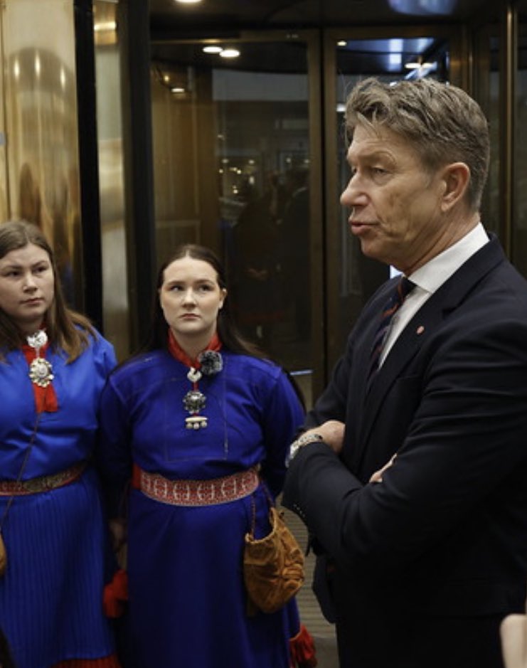 FrodePleym's tweet photo. Koloniseringen av samene slutta ikke med Alta. 

Nok er nok. Menneskerettighetsbruddene må ta slutt. 

Foto: Rasmus Berg https://t.co/lhRIUkfp7O