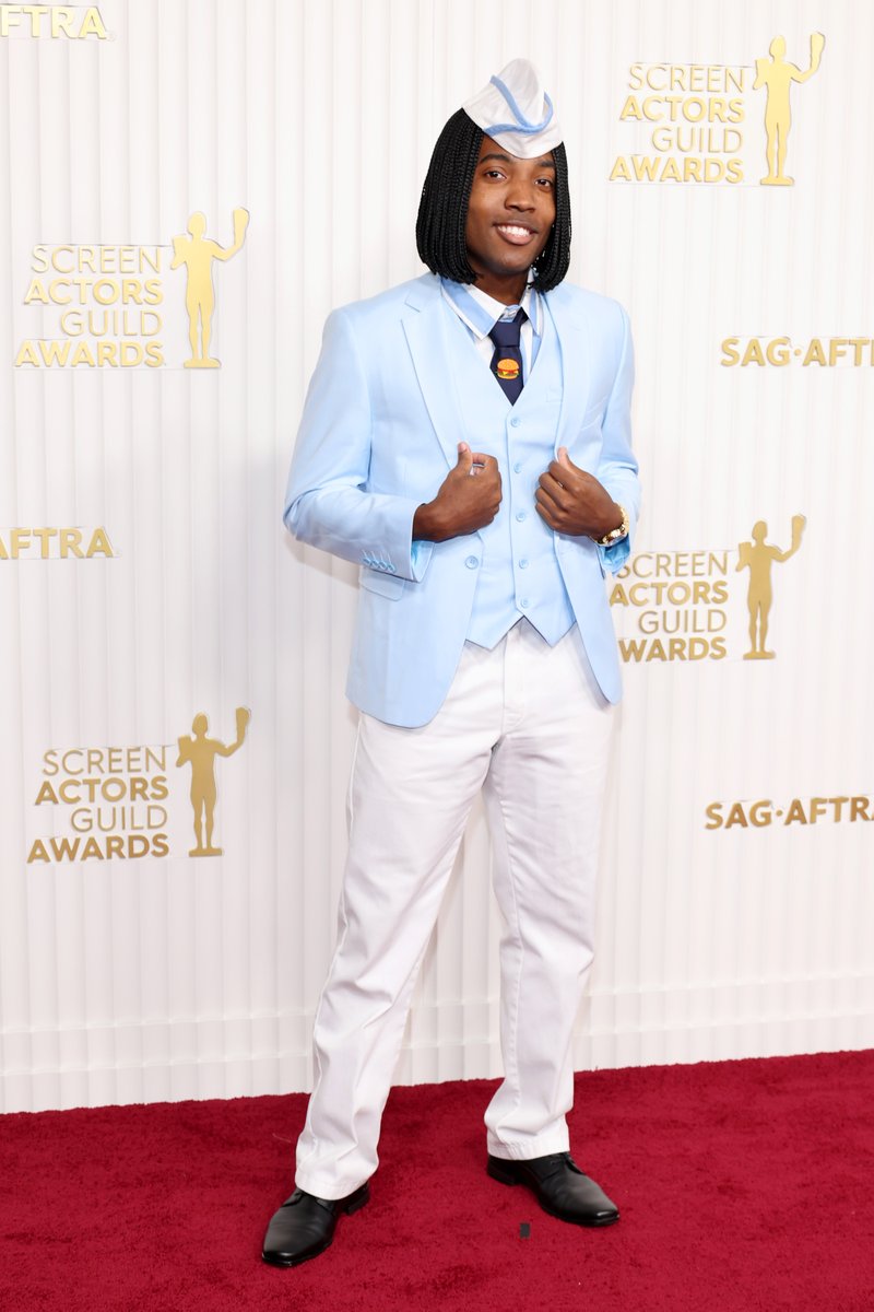 etnow's tweet photo. Good Burger's Kal Smith is in the house! Welcome to the #SAGAwards home of the #SAGAwards can we take your order? https://t.co/MbTixDdbJ6