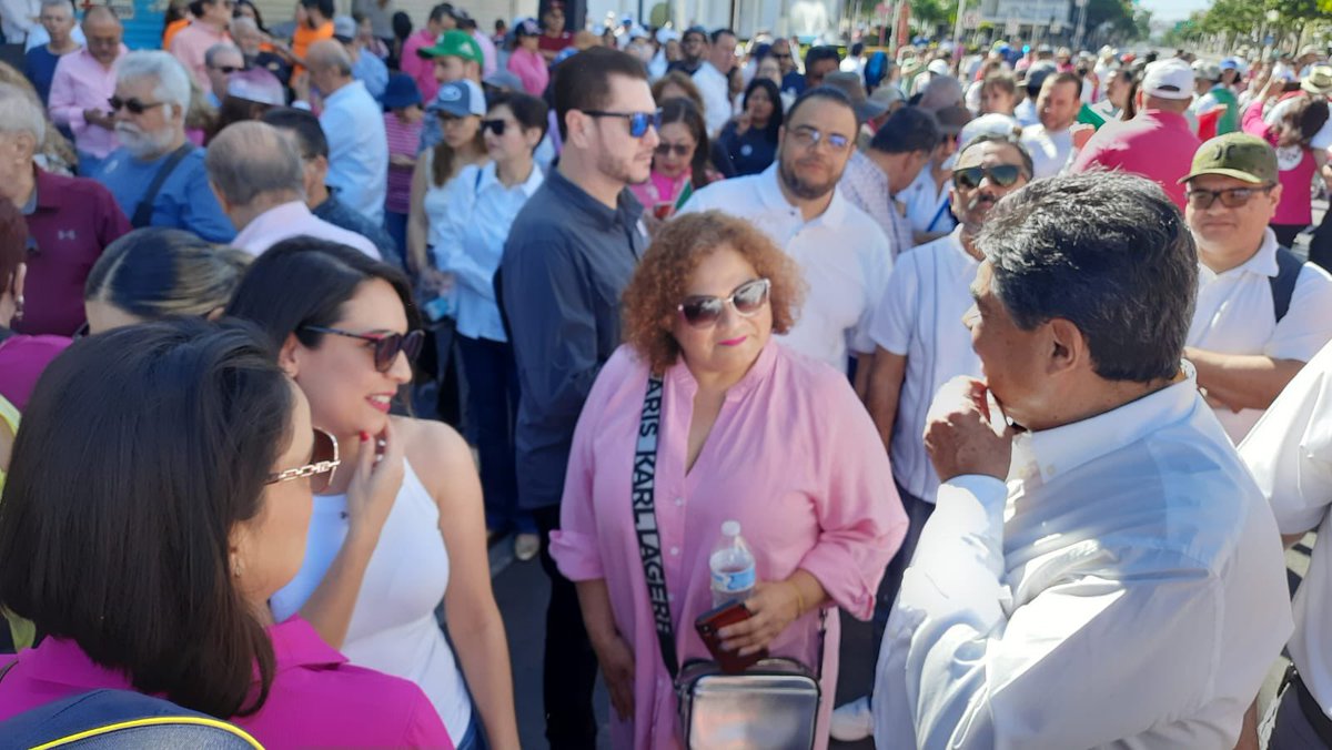 MaruMedina_'s tweet photo. Me llena de esperanza que seamos muchos quienes salimos y seguiremos defendiendo la democracia, hoy fuimos mi mamá y yo a la manifestación pacifica y ciudadana de #Culiacán en contra del #PlanB del gobierno.
#ElINENoSeToca #MiVotoNoSeToca #MarchaINE  BTW #ZocaloLleno ✅ https://t.co/F0xAMZUYfE