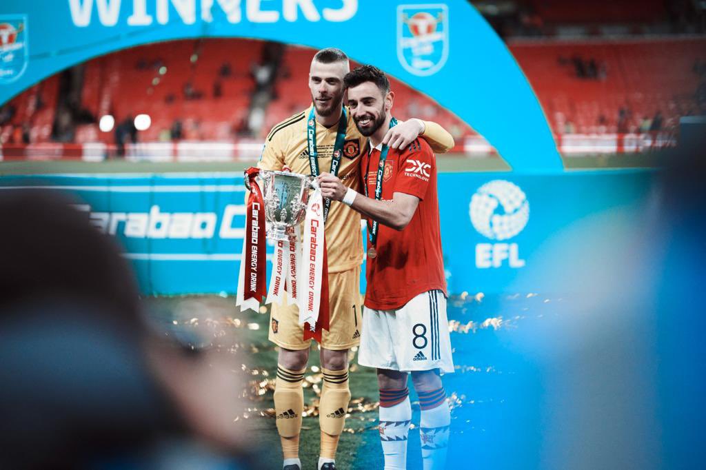 B_Fernandes8's tweet photo. 🏆 Very special to win a trophy with this guy. Great achievement from him to have this club's record for clean sheets ⛔💪🏻 https://t.co/SKlQevIUtw