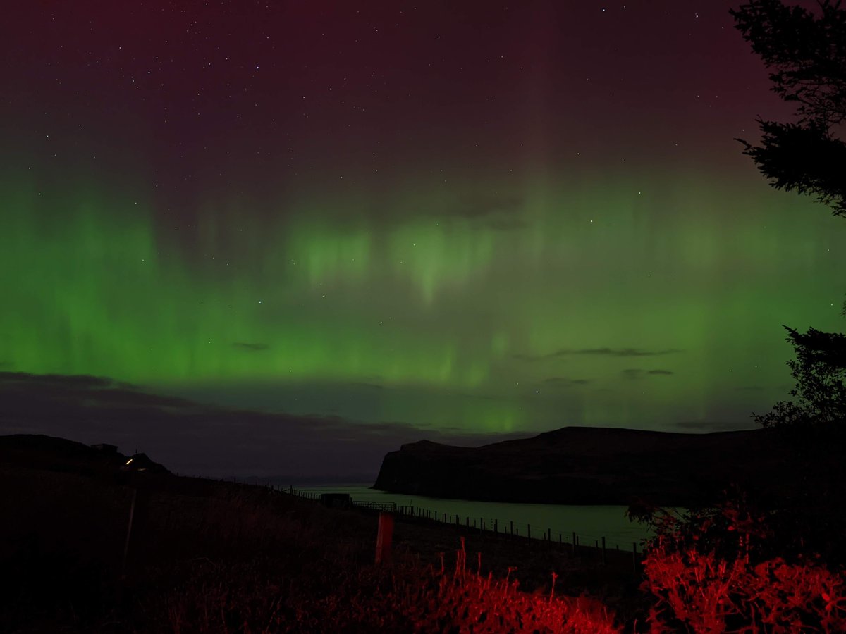 skyehen's tweet photo. Amazing Aurora tonight. #Glendale #Milovaig #IsleofSkye  #Auroraborealis  #NorthernLights 😍 https://t.co/wGD3uhbz7Q