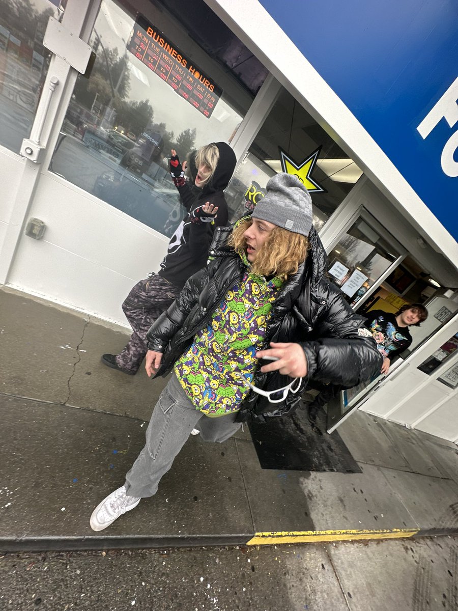 squizzylevine's tweet image. 