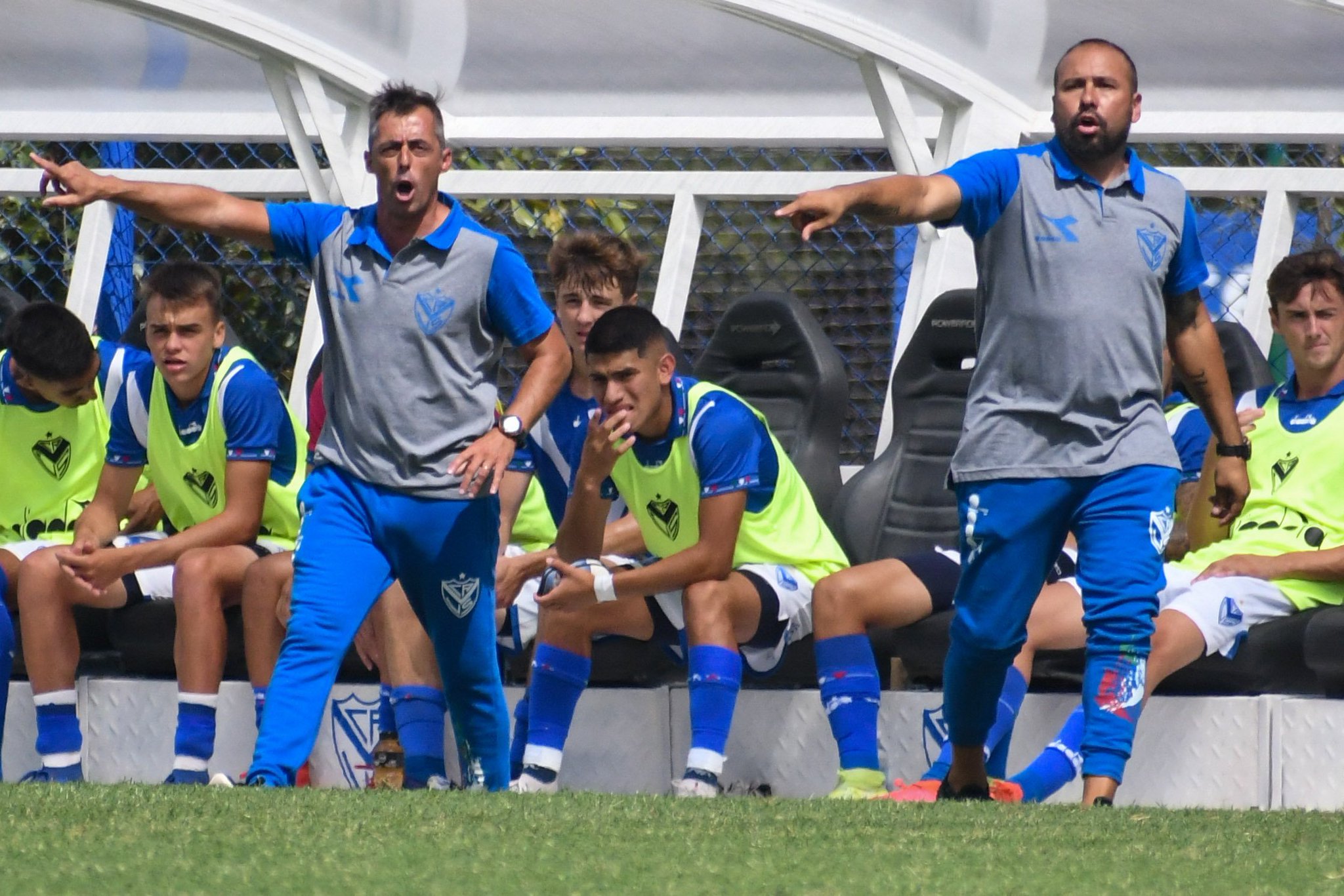 Vélez Sarsfield on Twitter: " Marcelo Bravo y Hernán Manrique serán la Dupla Técnica que dirigirá interinamente al Primer equipo a partir de mañana. ‍ https://t.co/nsFhvkI7gC https://t.co/nzFu6IpiEv" / Twitter