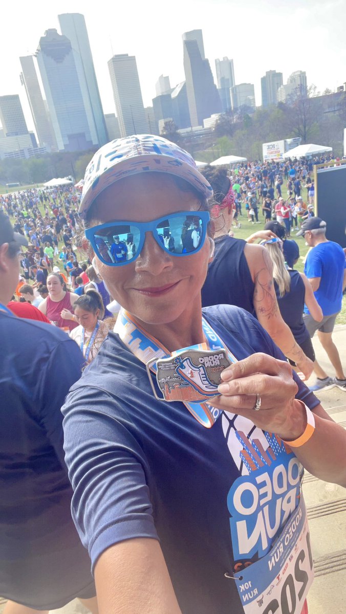 pipis_mtz's tweet photo. 2023 Rodeo Run ✅ 🏃🏻♀️ Esta fue mi primer carrera en el 2014 y ahora es una tradición de todos los años! 🤠👢 @RODEOHOUSTON @conocophillips
#RodeoRun #Texasrunners
#runhouston #HLSR #RodeoHouston #HTX
#10k #rodeorun2023 #runnerscommunity #fitmom #loverunsmile #yoelegicorrer https://t.co/aNkNO8Eekt