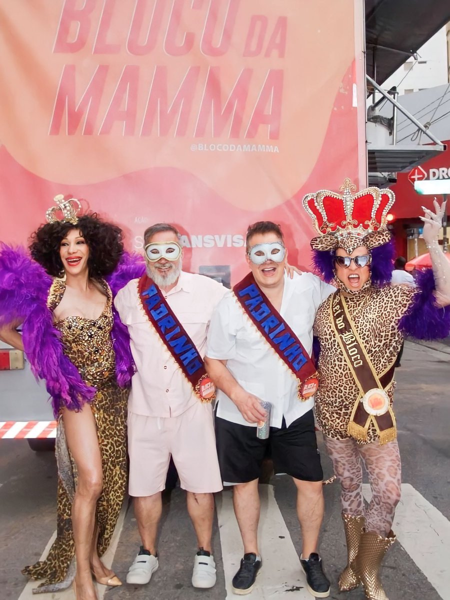 Os padrinhos com a corte do Bloco da Mamma: eu e Rodolfo entre Márcia Daylin, a diva, e Walério Araújo, nosso rei