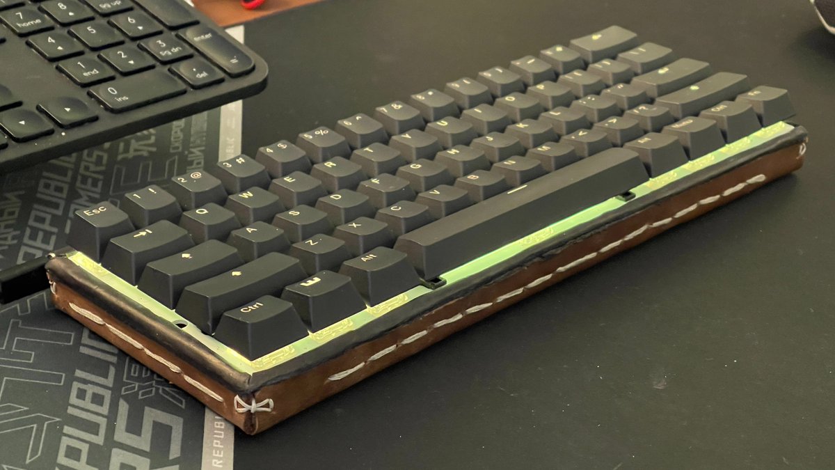 Designed and printed the keyboard case and then leathered it up. One piece chrome tan leather and then a veg tan I dyed black for the top trip because I messed up my cuts...